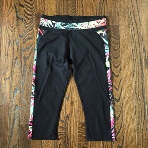 Fabletics Women’s S Camacan Black Stretch Capri Tropical Forest Print Leggings